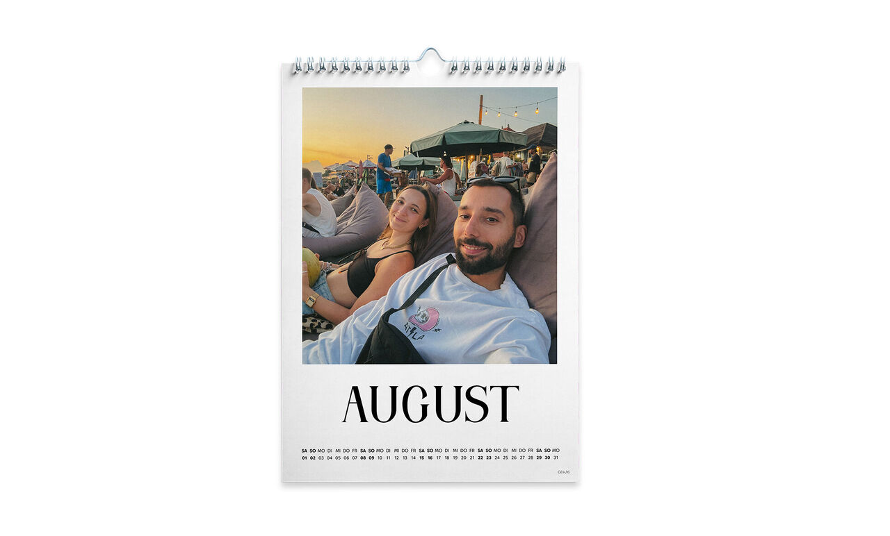 Entspannte Atmosphäre bei Sonnenuntergang im August. Liebevolle Momente in einem Kalender