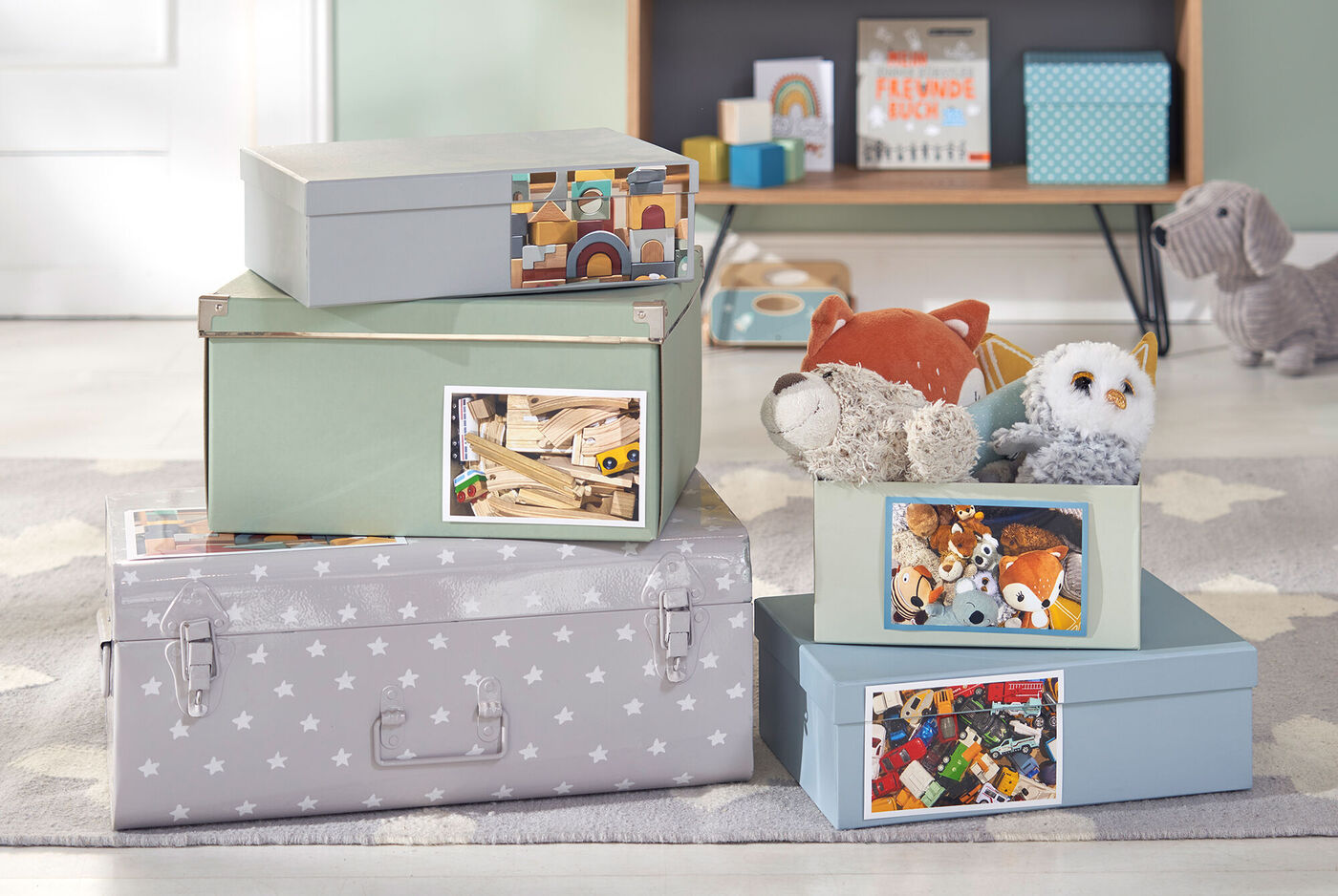 Bunte Aufbewahrungsboxen mit Spielzeug und liebevollen Bildern