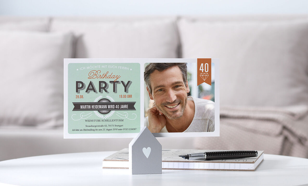 Ein liebevoll gestaltetes Geburtstagsplakat für eine Feier. Es zeigt eine herzliche Einladung mit dem Text 'Party' und dem Datum, umgeben von fröhlichen Dekorationen und einem Bild.