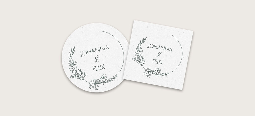 Zwei elegante, personalisierte Karten mit den Namen Johanna und Felix, umgeben von floralen Motiven
