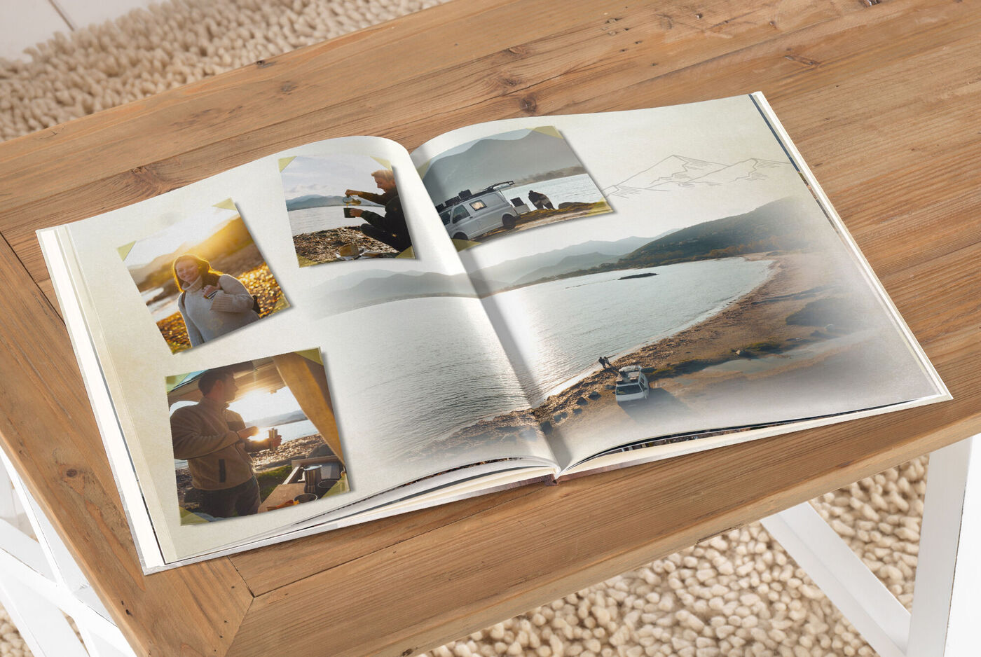 Ein aufgeschlagenes Fotobuch mit Fotos von Urlaubsmomenten beim Reisen am Wasser