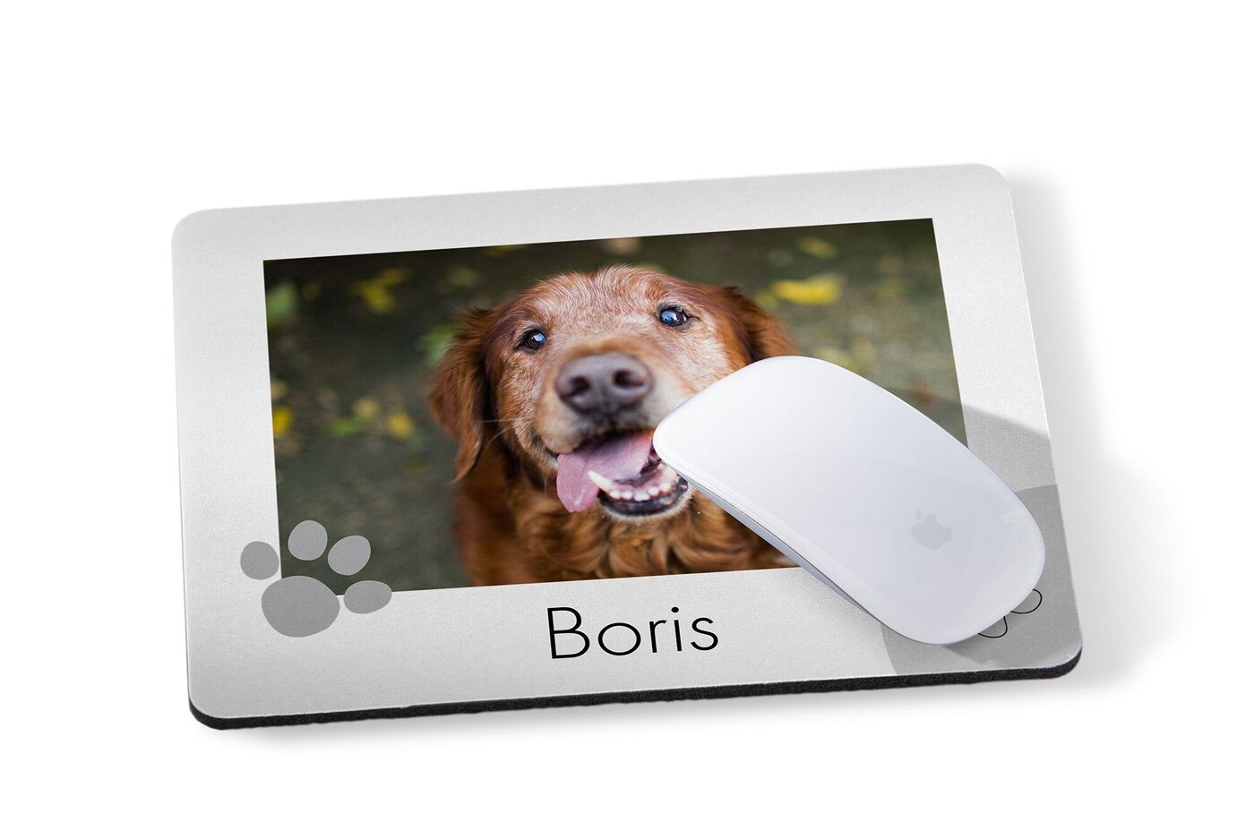 Personalisertes Mauspad mit Foto eines fröhlichen Hundes und dem Namen Boris, darauf liegt eine weiße Computermaus.