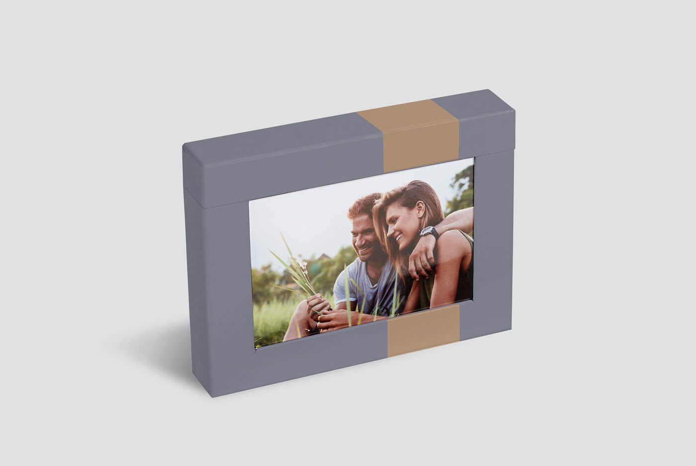 Schöne Geschenkbox mit Foto von einem Paar, die gemeinsam Natur genießen