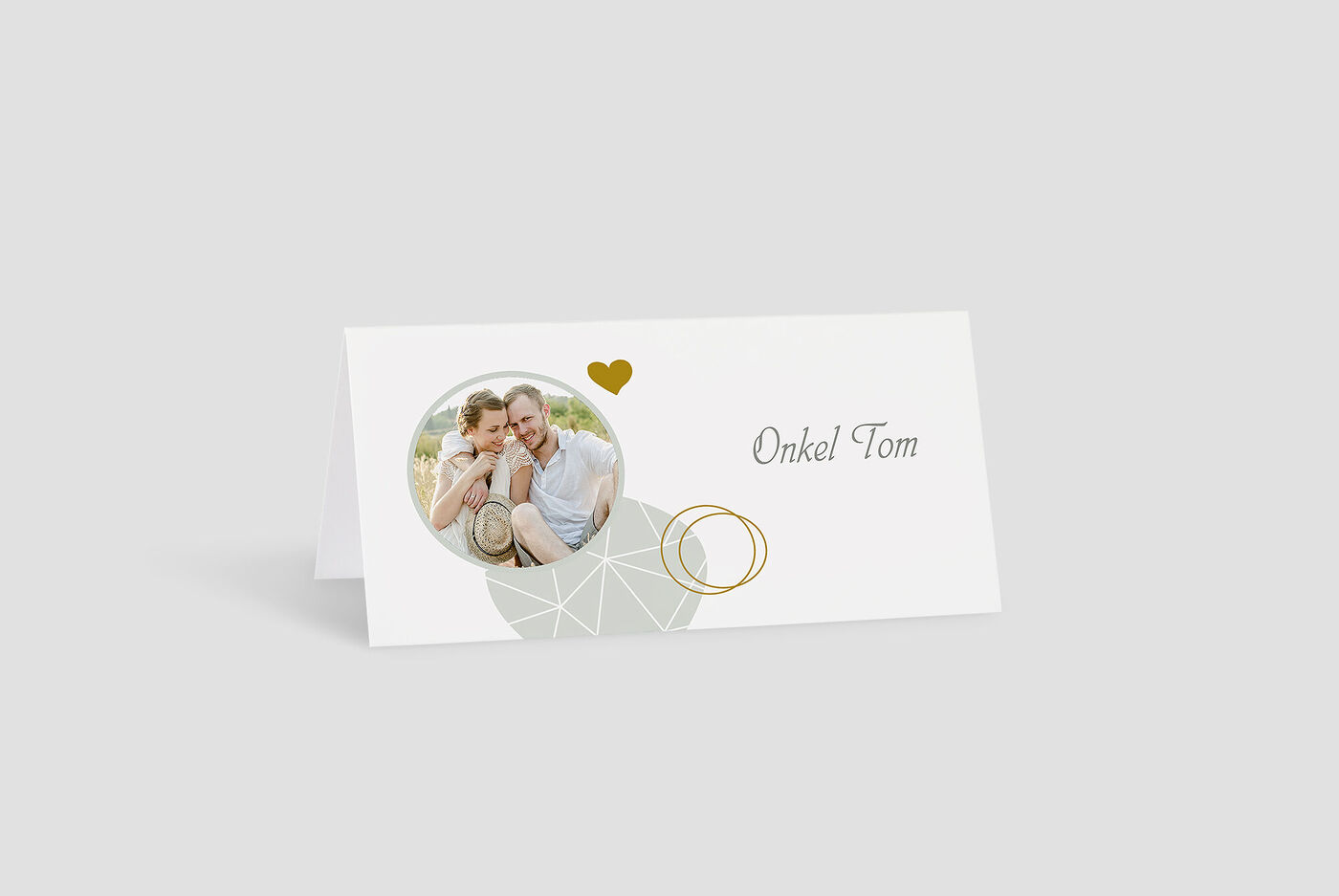 Personen lächeln zusammen auf einer personalisierten Grußkarte.
