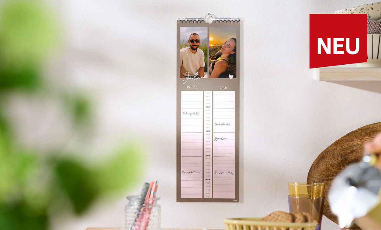 CEWE Fotokalender mit zwei Familienbildern hängt in heller Küche