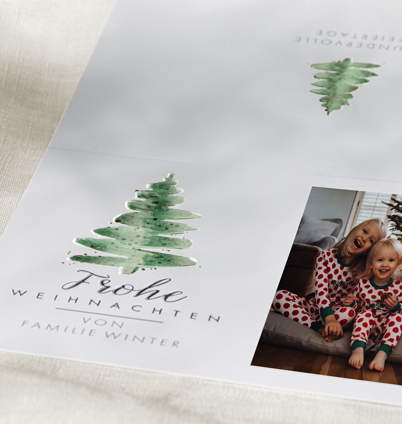 Frohe Weihnachten Karte mit Weihnachtsbaum und zwei Kindern in gepunkteten Pyjamas
