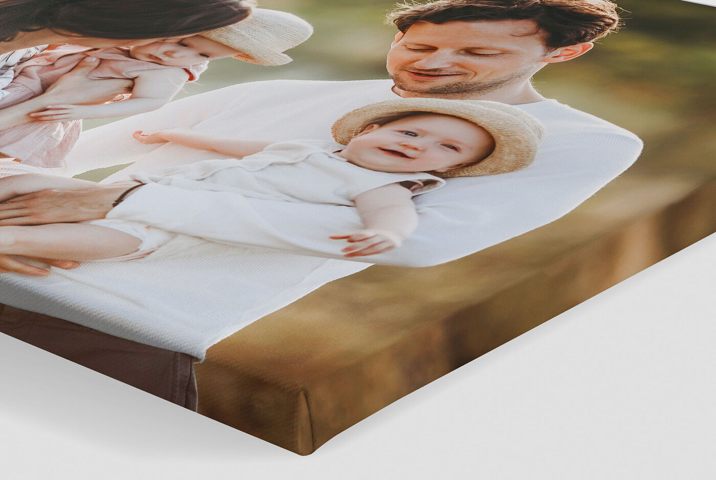 Ein glückliches Paar hält liebevoll ihr Baby in den Armen. Sie genießen gemeinsame Momente im Freien.