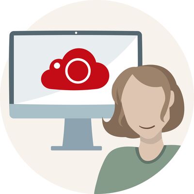 Eine Person mit braunen Haaren steht lächelnd vor einem Computerbildschirm, auf dem ein rotes Cloud-Symbol mit einer Kamera zu sehen ist.
