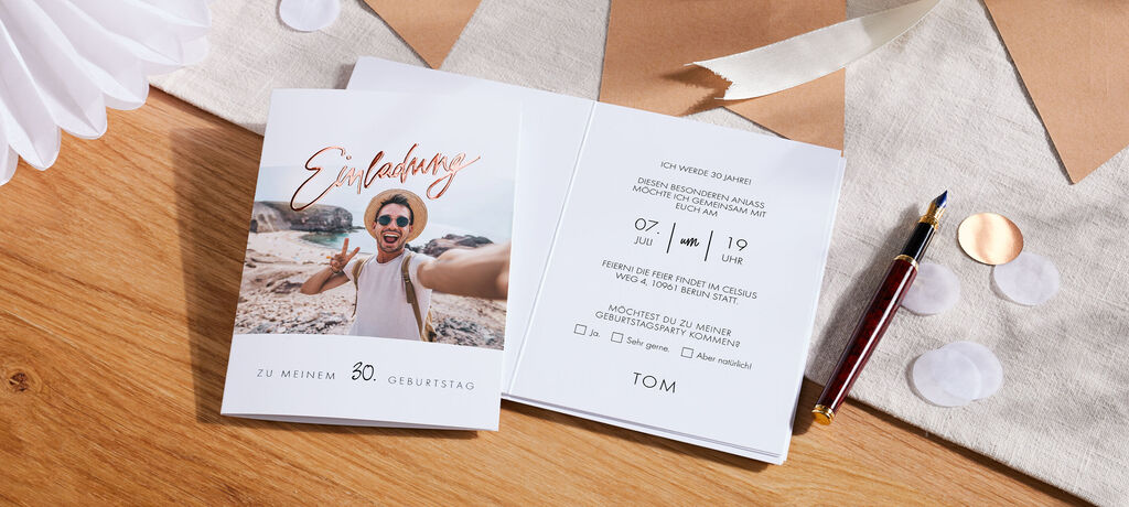 Ein persönliches Einladungskarten-Design für einen 30. Geburtstag mit einem fröhlichen Foto des Gastgeber Tom.