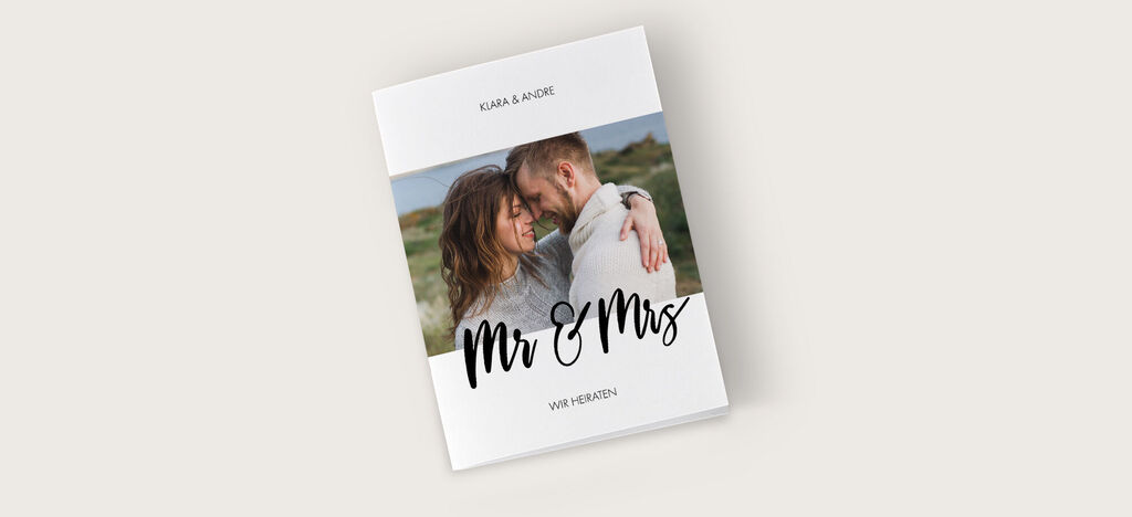 Ein liebevoll gestaltetes CEWE Fotobuch "Mr & Mrs" in einer wunderschönen Landschaft.