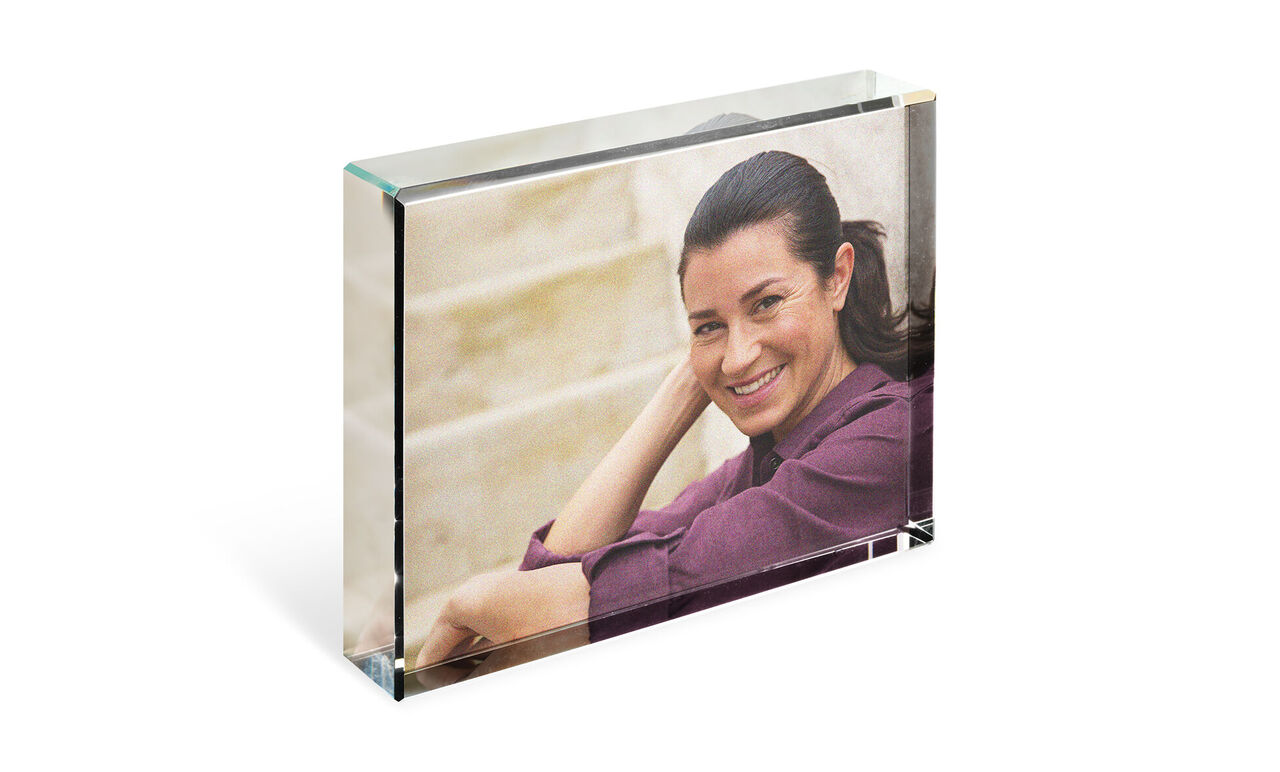 Eine elegante Fotografie in einem klaren Acrylblock, die den Moment eines entspannten Augenblicks zeigt