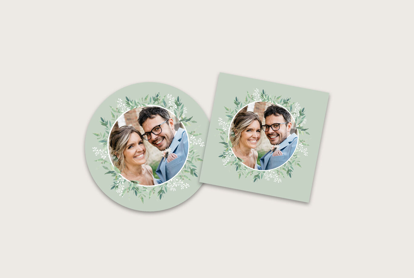 Zwei kreative Produkte mit romantischem Design und persönlichen Fotos, um liebevolle Erinnerungen festzuhalten