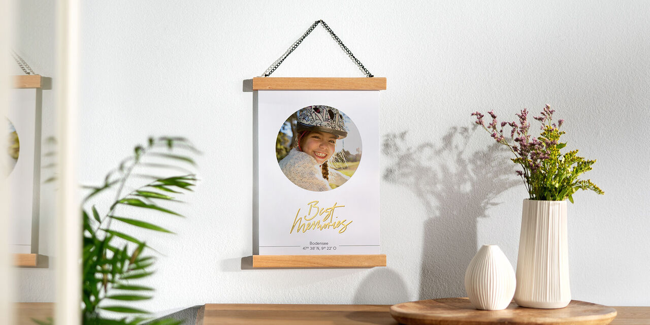 Wandbild mit Pflanzen und Vase auf einem Tisch