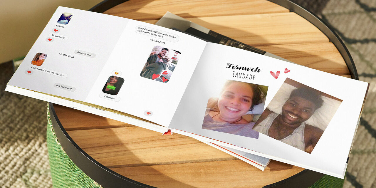 Ein offenes Fotobuch auf einem Tisch mit Bildern und Texten, das Erinnerungen teilt