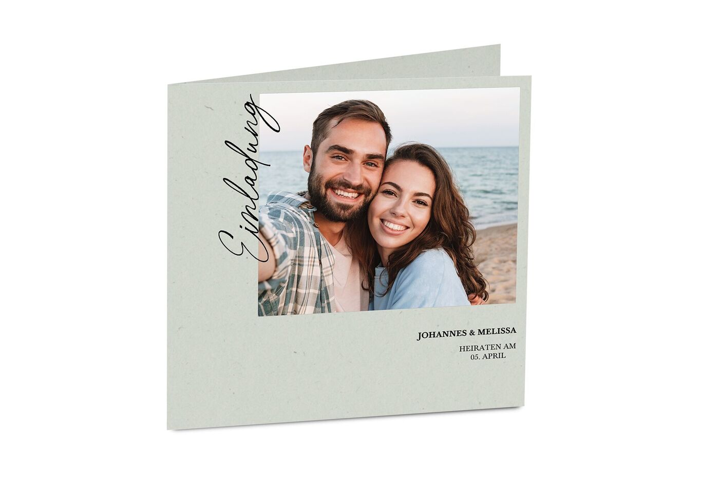 Einladungsdesign mit Foto eines Paares am Strand.