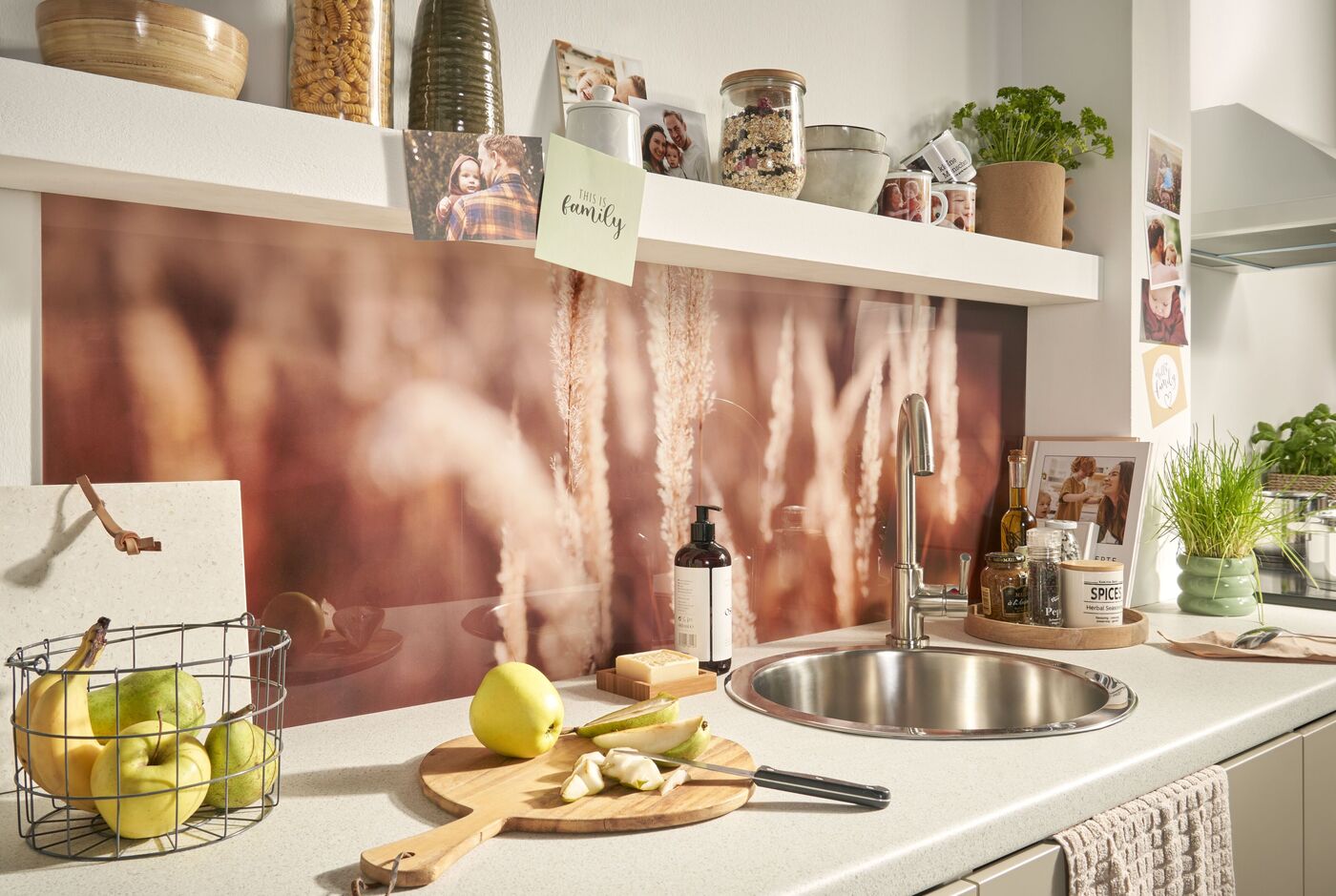 Moderne Küche mit frischen Früchten, einer Schüssel und einer schönen Dekoration im Hintergrund