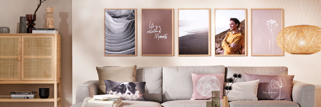 Gestaltetes Wandbild mit vier Bildern über einer Couch