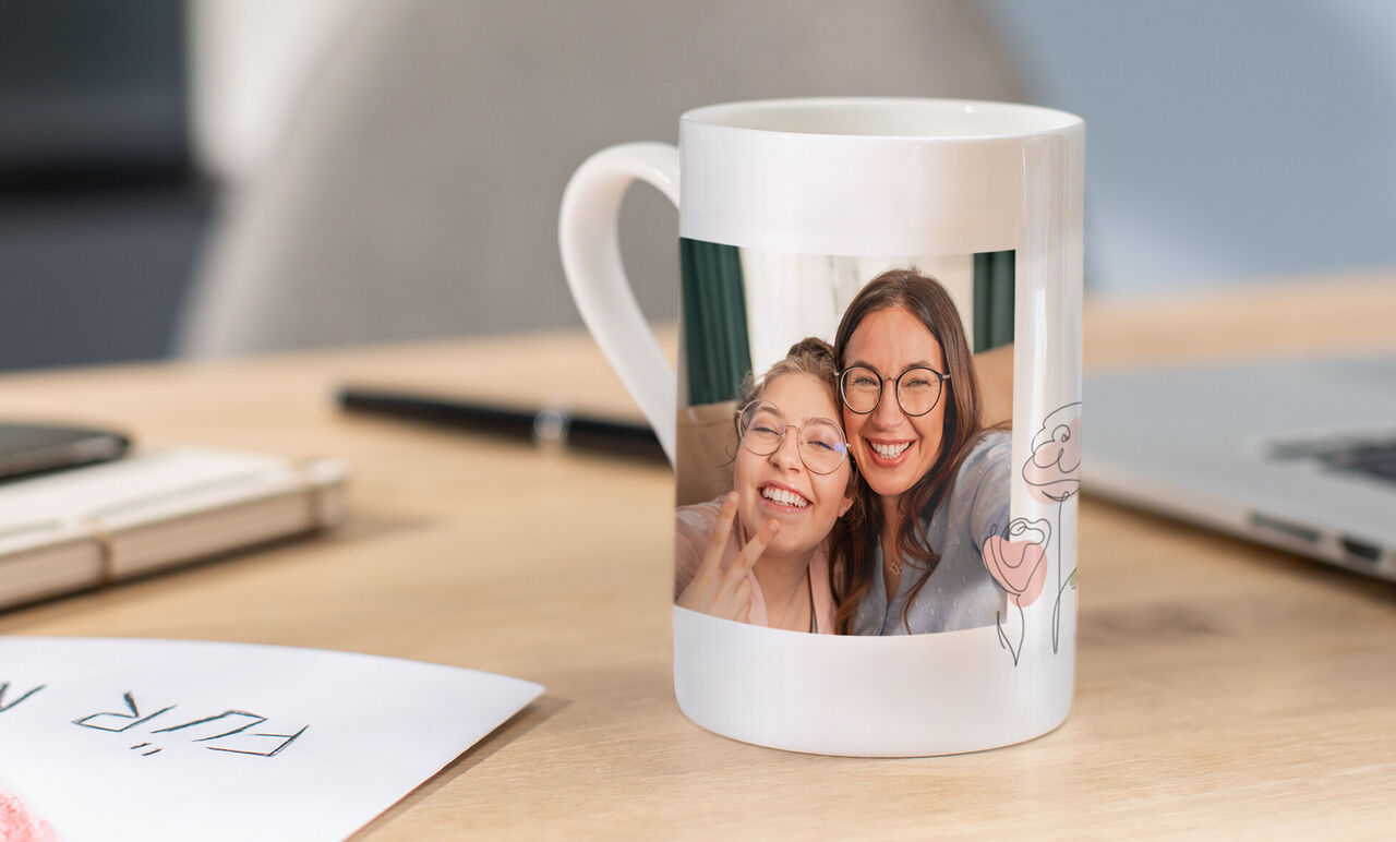 Tasse mit persönlichen Fotos und liebevollem Design, die Momente gemeinsam festhält