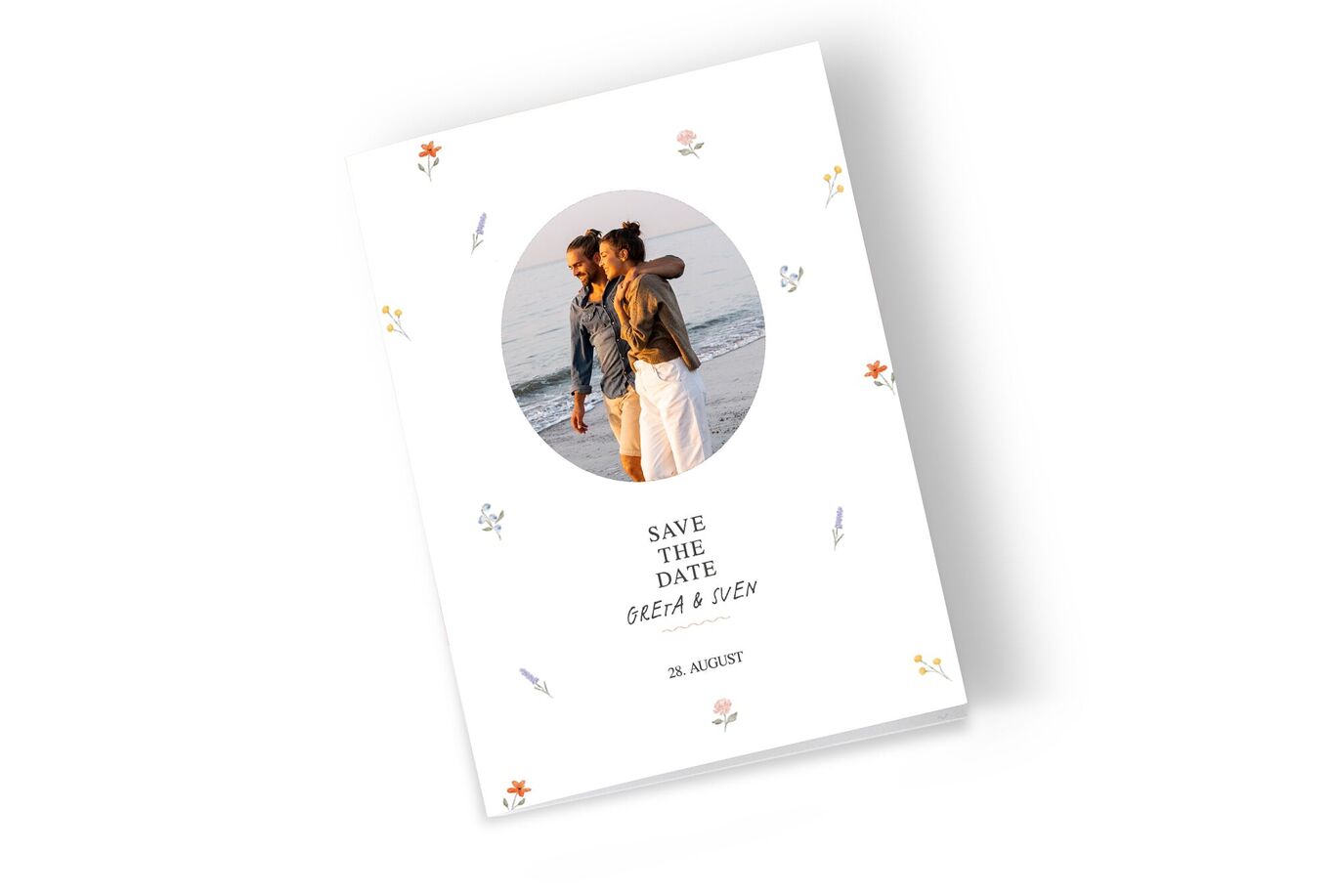 CEWE Grußkarte Save the Date mit Foto eines Paares am Strand, blumige Details, Namen Greta und Sven