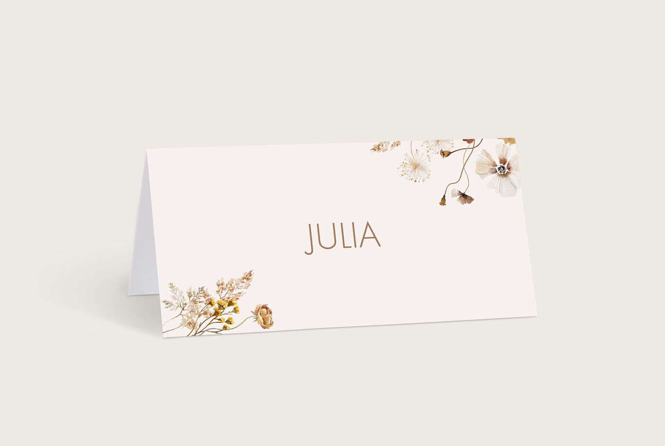 Elegante Tischkarte mit dem Namen "JULIA" und floralen Akzenten