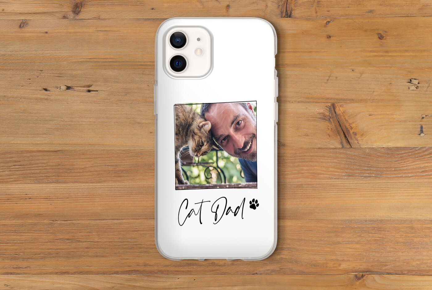 Ein transparentes Handycase mit einem Katzenfoto und der Aufschrift "Cat Dad".