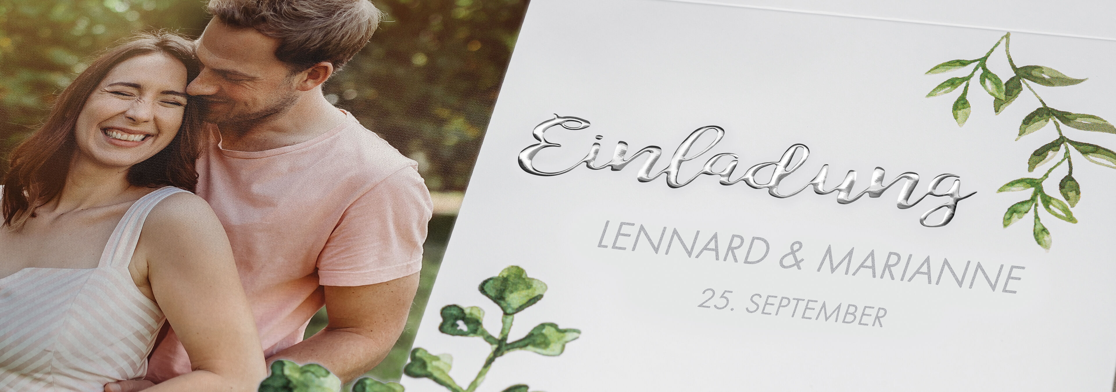 Einladung zur Hochzeit von Lennard und Marianne, umgeben von zarten Pflanzenmotiven