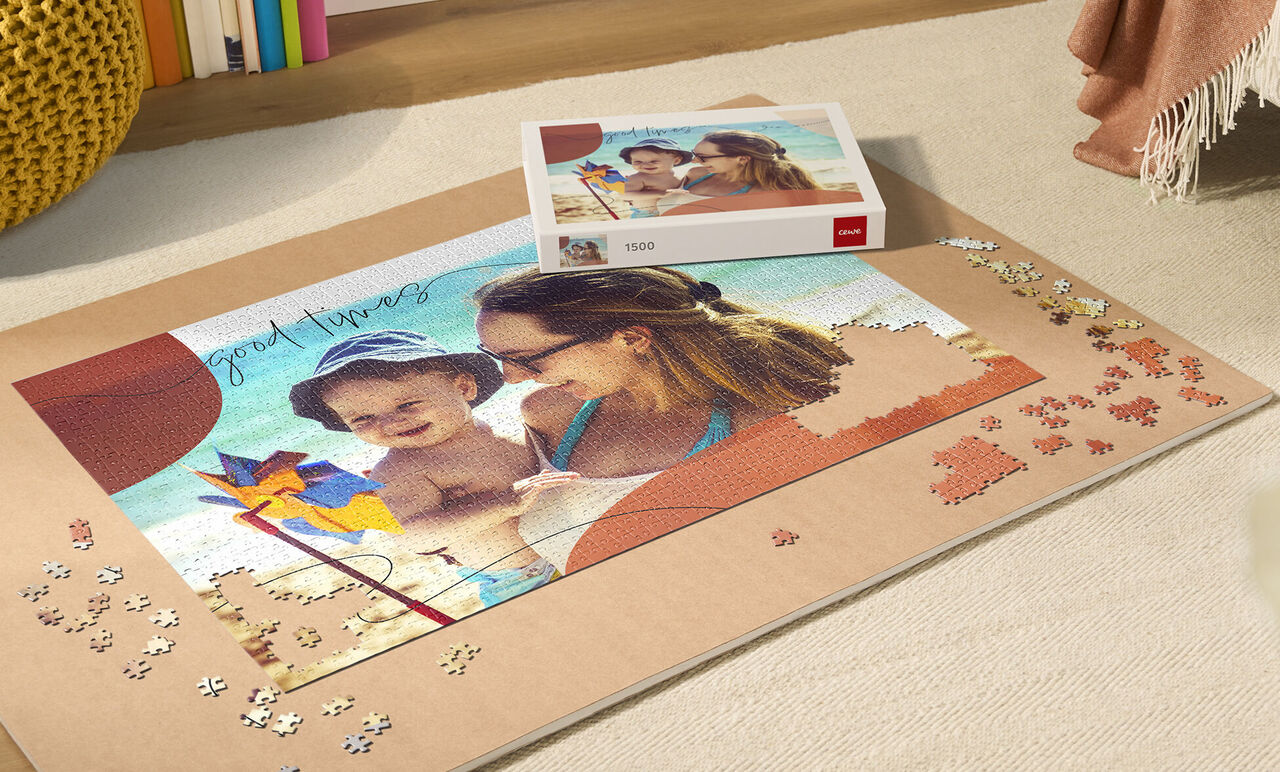 Ein Puzzle mit fröhlichen Erinnerungen, darauf ein Kind und ein Erwachsener, die gemeinsam gestalten