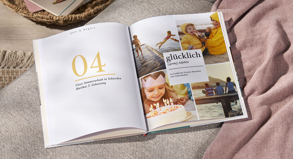 Offenes CEWE Fotobuch mit Fotos von glücklichen Momenten, darunter ein Geburtstag und Familienausflüge.