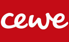 Logo von CEWE auf rotem Hintergrund, betont Freude und Kreativität