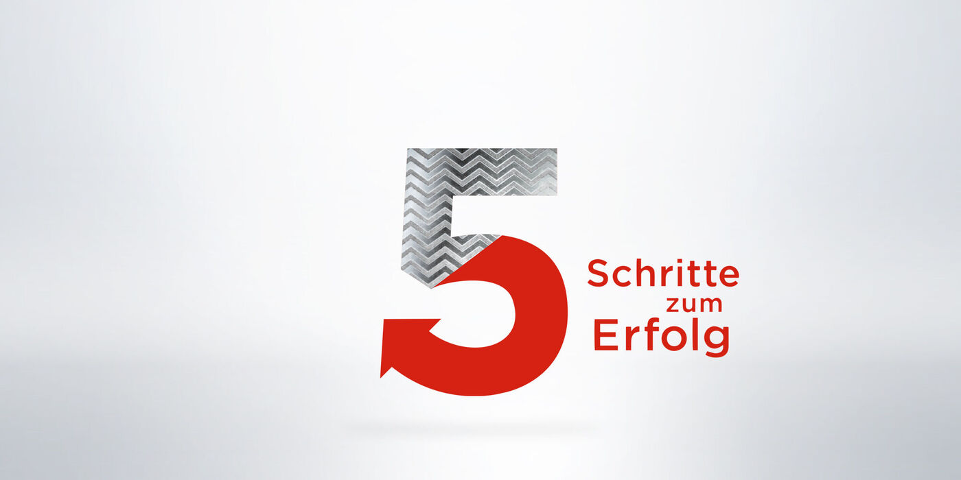 Zahl 5 und der Schriftzug 'Schritte zum Erfolg' auf hellem Hintergrund