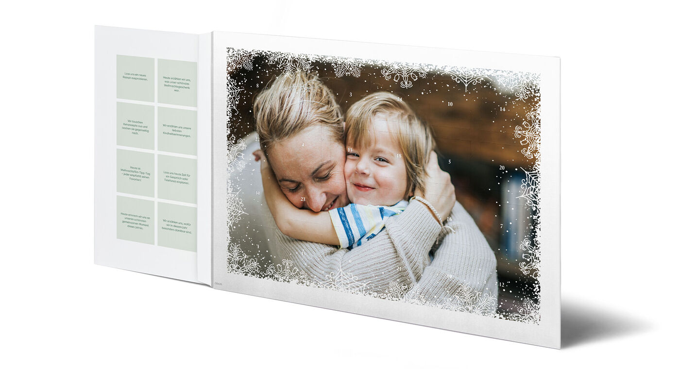 Adventskalender mit zartem Schneeflockenrahmen und einem persönlichen Fotomoment in hellen Farben.