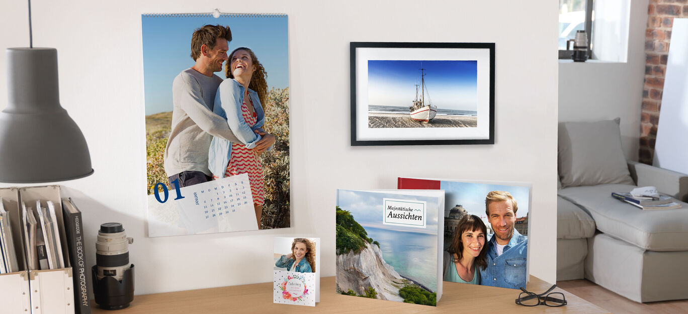 Ein liebevolles Paar umarmt sich am Kalender, umgeben von schönen Erinnerungen und Fotografien.