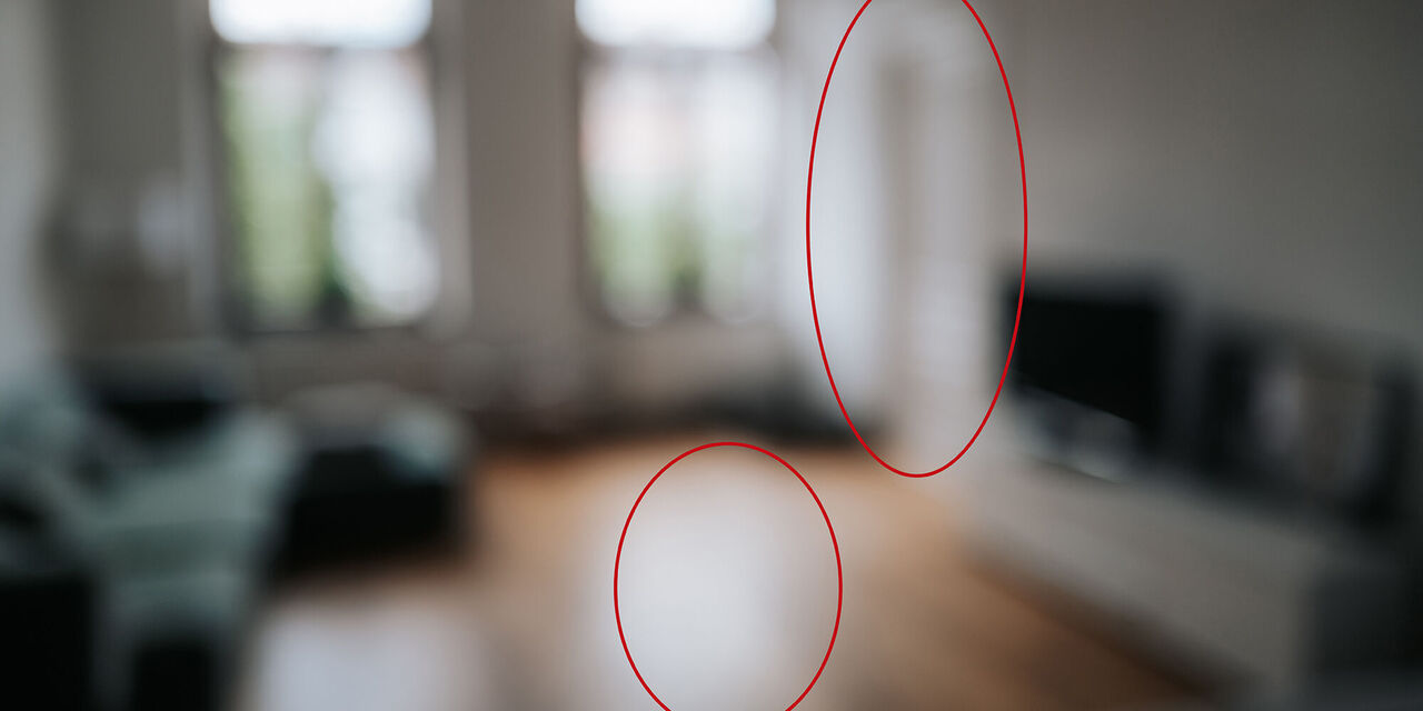 Unscharfes Wohnzimmer mit Pflanzen im Hintergrund