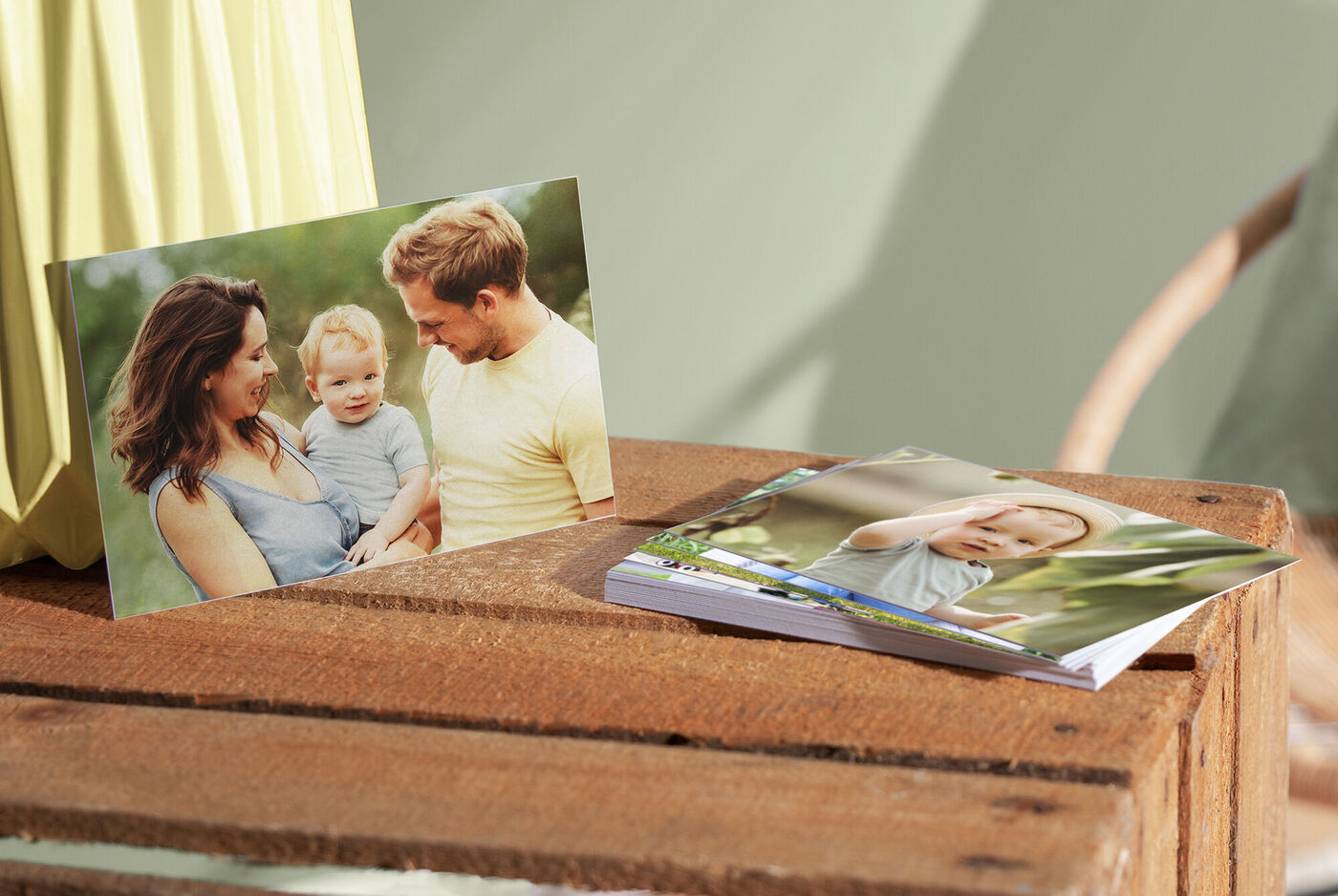 Zwei Fotos zeigen eine Familie im Freien, auf Papier aus 100% Recyclingmaterial.