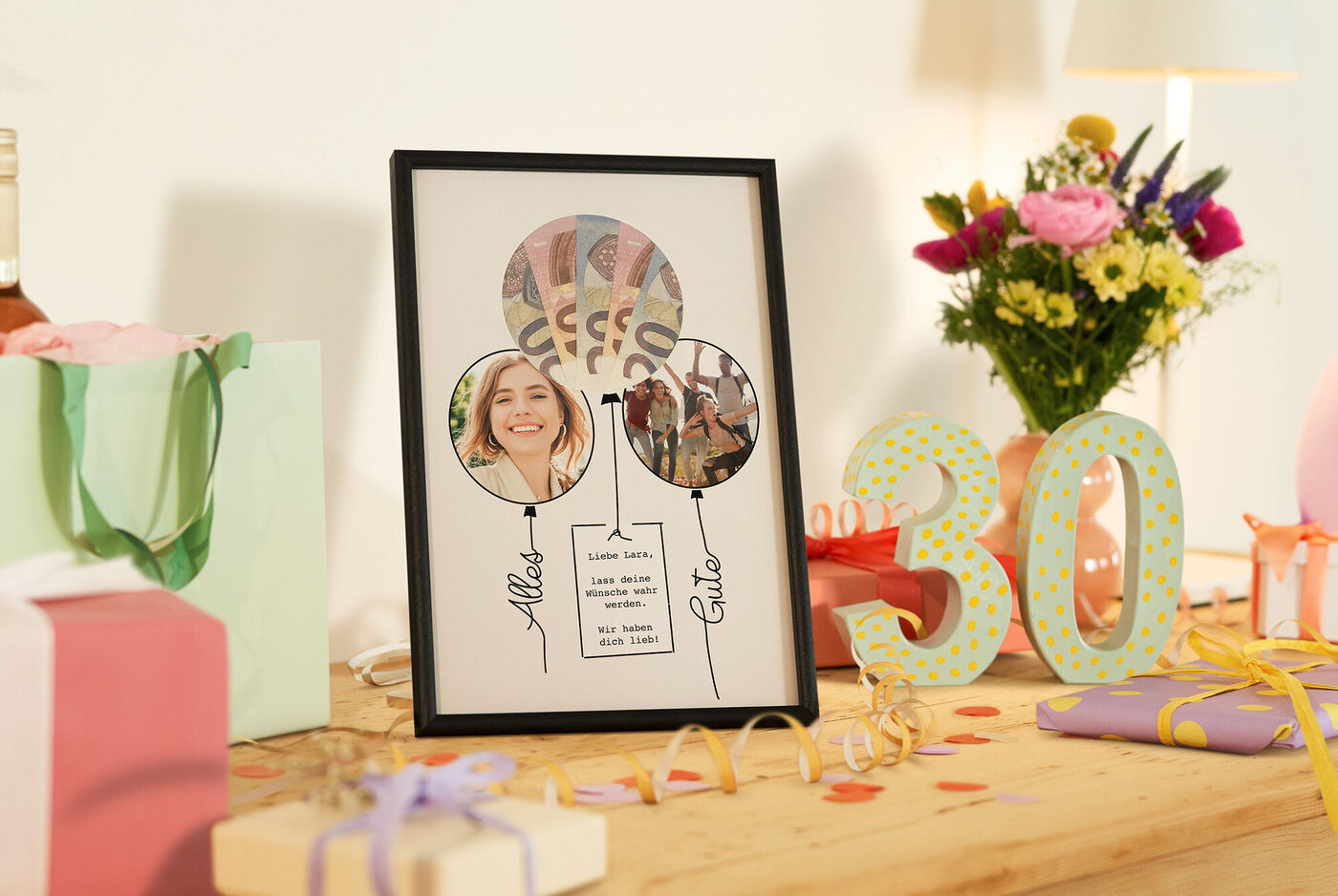 Rahmen mit Fotos und Geburtstagswünschen, dekoriert mit Ballons und Geschenken