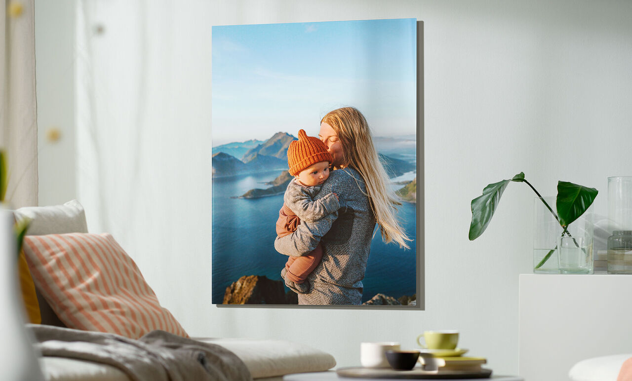 Ein liebevoller Moment: Eine Mutter umarmt ihr Kind am Meer.