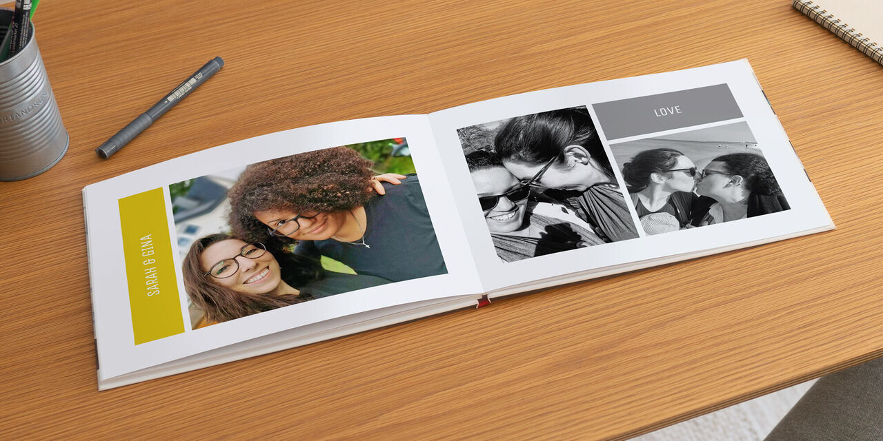 Offenes Fotobuch auf einem Tisch, zeigt zwei Fotos von Freunden. Liebevoll gestaltete Seiten für unvergessliche Erinnerungen.