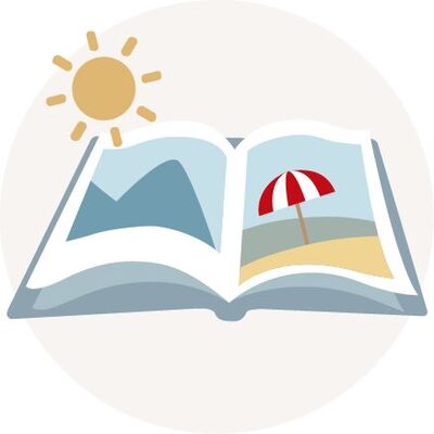 Offenes CEWE FOTOBUCH mit bunten Urlaubsbildern und einer Sonne darüber