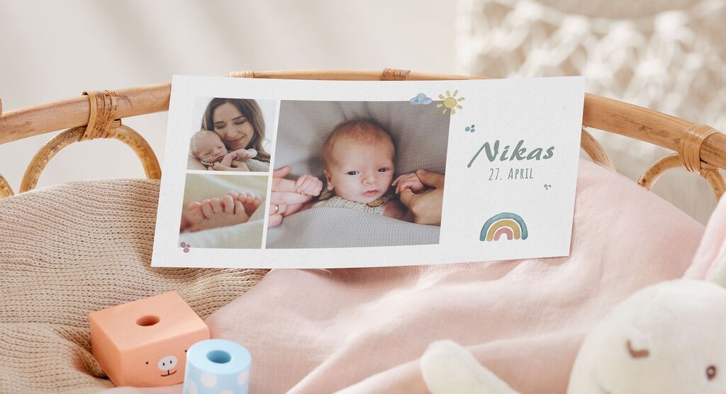 Eine liebevolle Präsentation eines CEWE Fotobuchs für Nikas Geburtstag. Es zeigt mehrere liebevolle Schnappschüsse und dekorative Elemente.