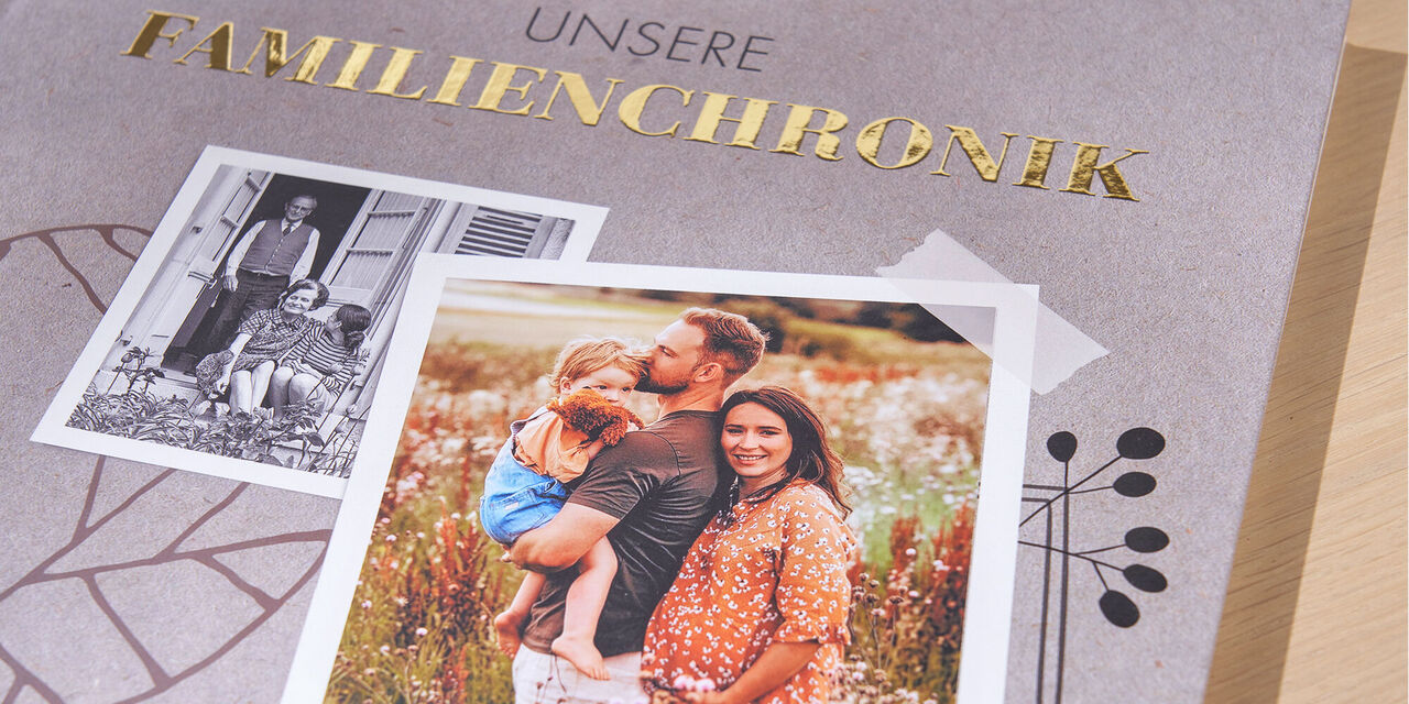 Familienchronik mit glücklichen Erinnerungen, Foto-Collage auf dem Tisch