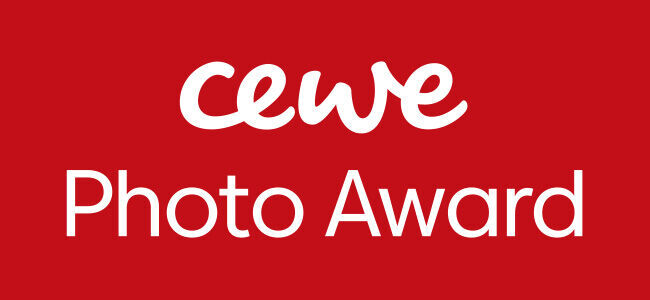  Das Logo des CEWE Photo Award auf rotem Hintergrund 