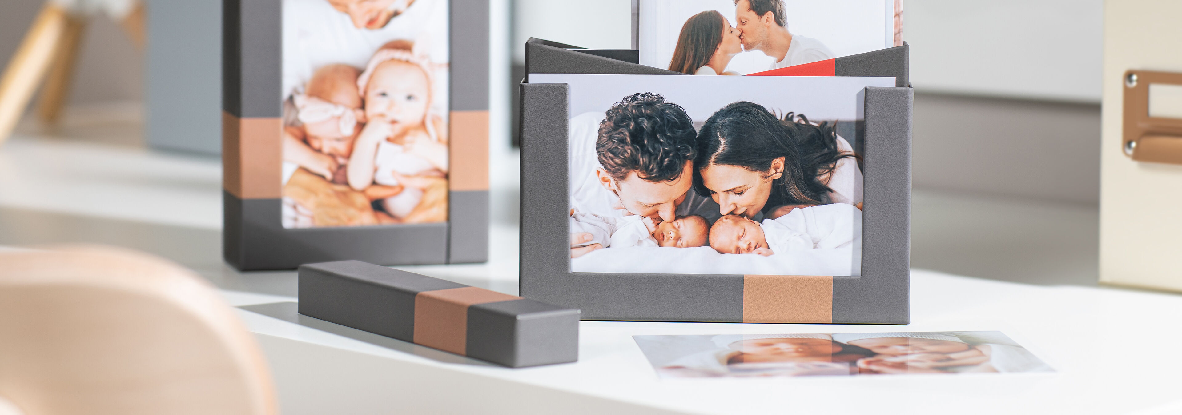 Familienbilder in schönen Rahmen auf einem Tisch