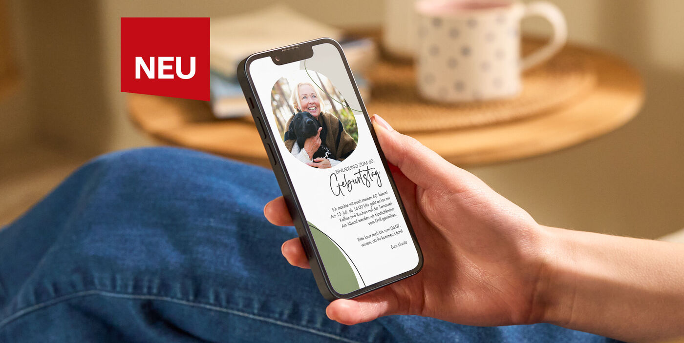 Hand hält Smartphone mit liebevoll gestalteter digitaler CEWE Einladungskarte