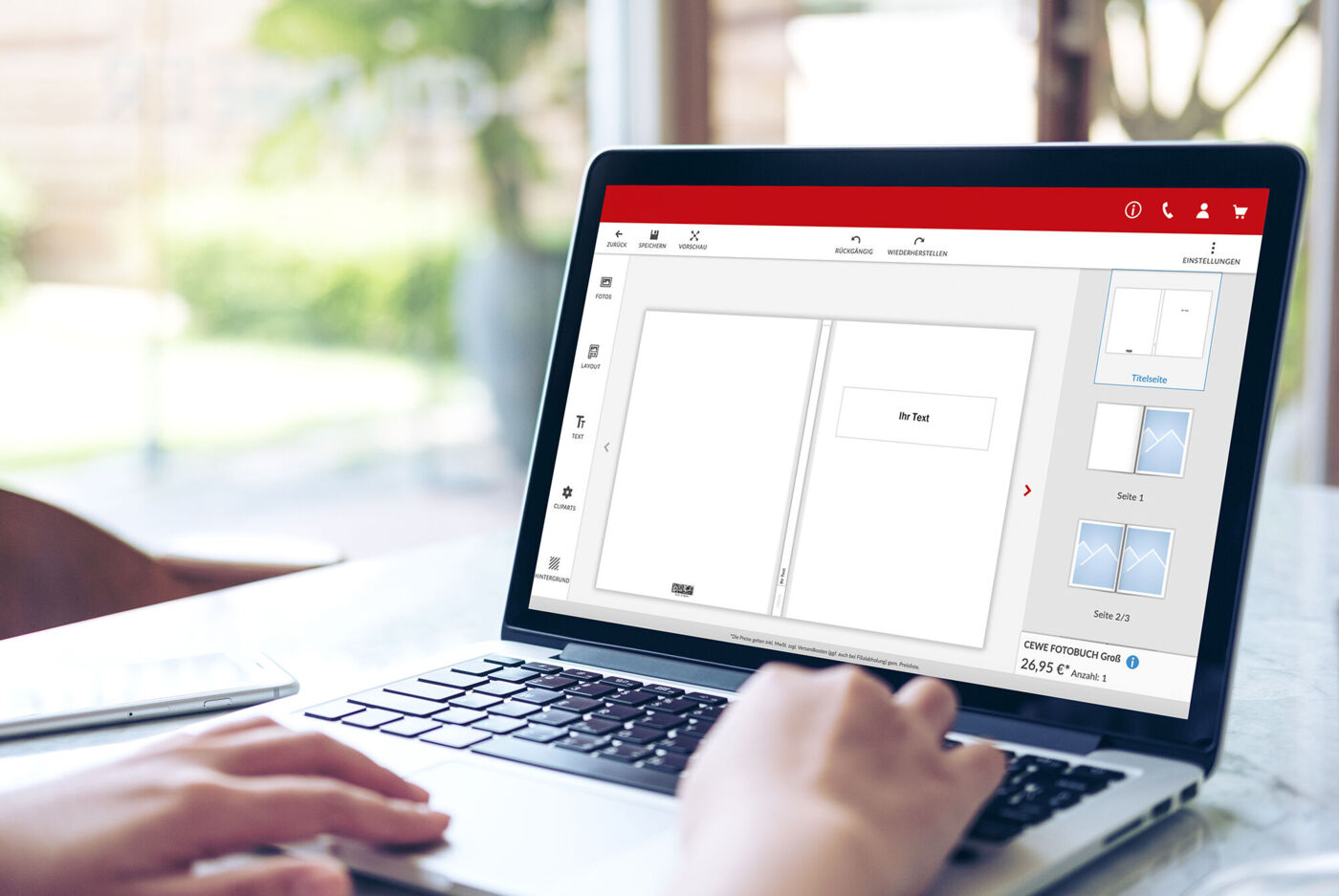 Person gestaltet ein Fotobuch auf einem Laptop
