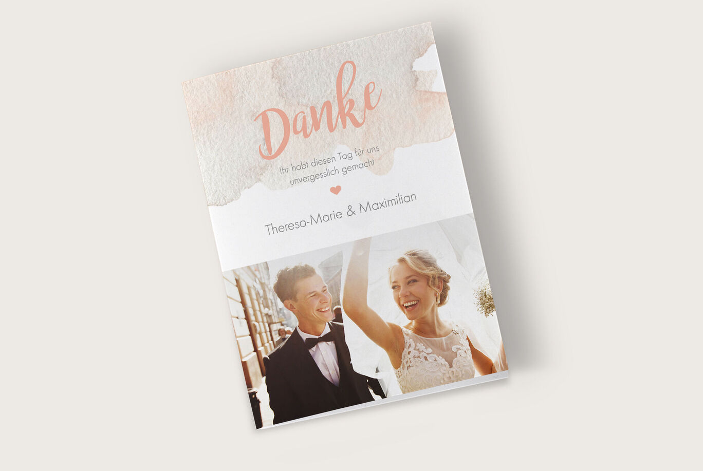 Dankeskarte mit elegantem Design, Hochzeitspaar feiert ihre Liebe.