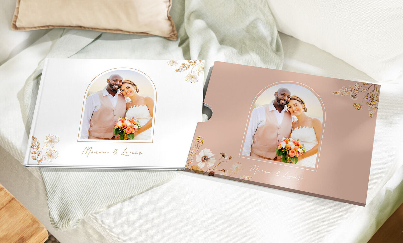 CEWE FOTOBUCH Hochzeit mit Brautpaarfoto in passender blumiger Schuberhülle