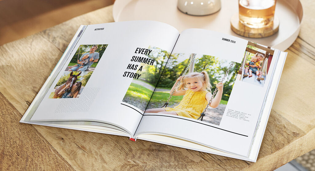 Ein offenes Fotobuch mit Sommererinnerungen im Garten. Es zeigt fröhliche Momente von Freunden und Familie.