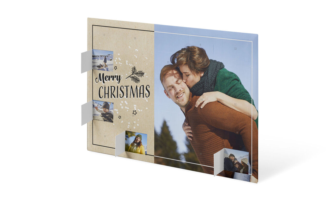 Weihnachtskarte mit urlaubsähnlichem Design und glücklich lächelndem Paar