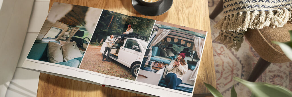 Drei Fotos in einem CEWE Fotobuch zeigen glückliche Momente im Van während eines Ausflugs.