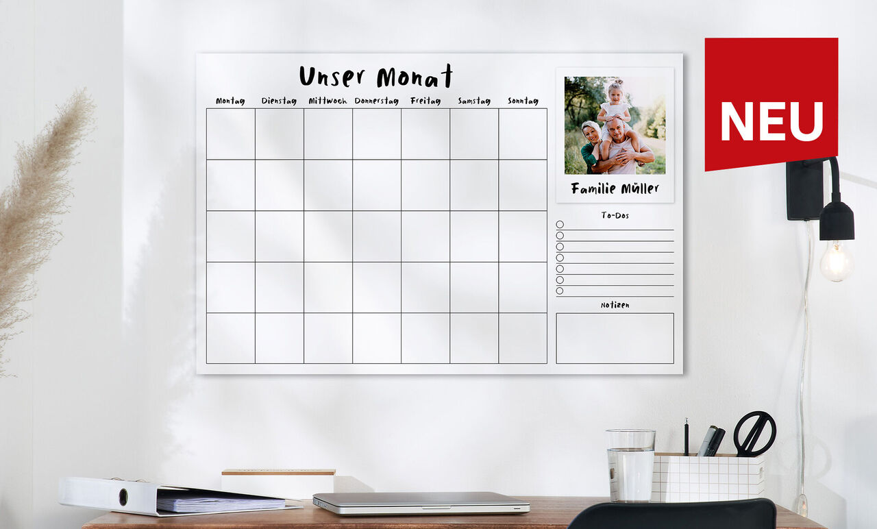 Ein individuell gestalteter Familienkalender mit einer Fotoplätze und einem leeren Feld für Notizen. Auf der rechten Seite ist ein Foto einer Familie mit dem Namen "Familie Müller".
